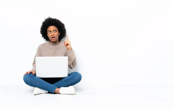 Jovem Afro Americana Com Laptop Sentado Chão Pensando Uma Ideia — Fotografia de Stock