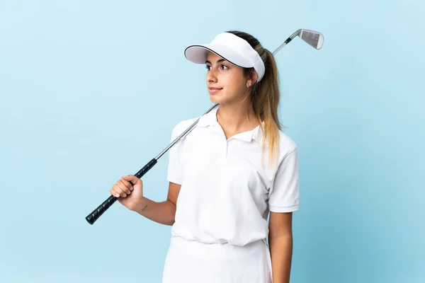 Joven Golfista Hispana Mujer Sobre Aislada Pared Azul Mirando Lado — Foto de Stock