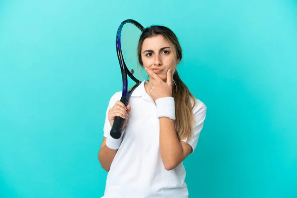 Genç Bayan Tenisçi Mavi Arka Planda Izole Edilmiş Düşünüyor — Stok fotoğraf