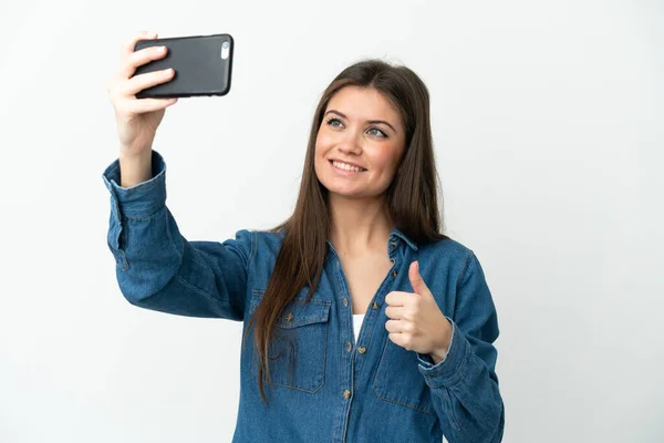 Jovem Caucasiana Isolada Fundo Branco Fazendo Uma Selfie Com Telefone — Fotografia de Stock