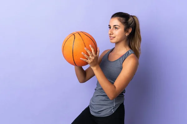 Jonge Latino Vrouw Geïsoleerde Paarse Achtergrond Spelen Basketbal — Stockfoto