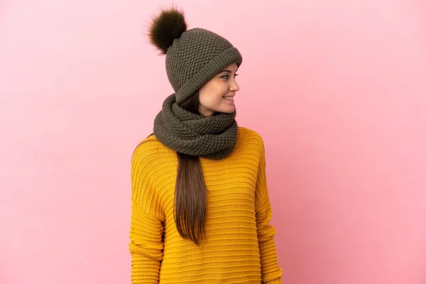 Menina Caucasiana Jovem Com Chapéu Inverno Isolado Fundo Rosa Olhando — Fotografia de Stock