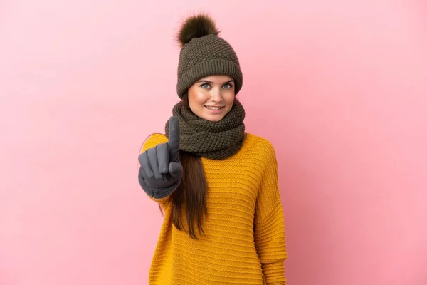 Giovane Ragazza Caucasica Con Cappello Invernale Isolato Sfondo Rosa Che — Foto Stock