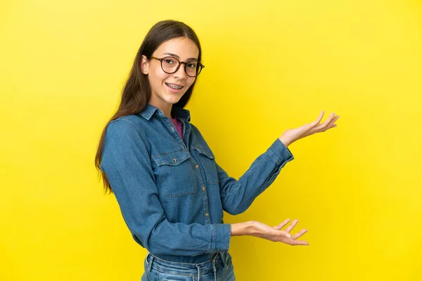 Νεαρή Γαλλίδα Απομονωμένη Κίτρινο Φόντο Απλώνει Χέρια Της Στο Πλάι — Φωτογραφία Αρχείου