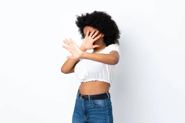 Jeune Femme Afro Américaine Isolée Sur Fond Blanc Nerveux Étirant — Photo