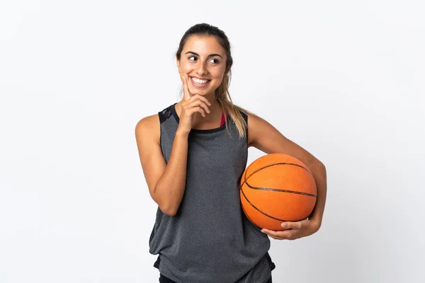 Joven Mujer Hispana Jugando Baloncesto Sobre Fondo Blanco Aislado Pensando — Foto de Stock