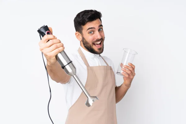 Man Met Behulp Van Hand Blender Geïsoleerd Witte Achtergrond — Stockfoto