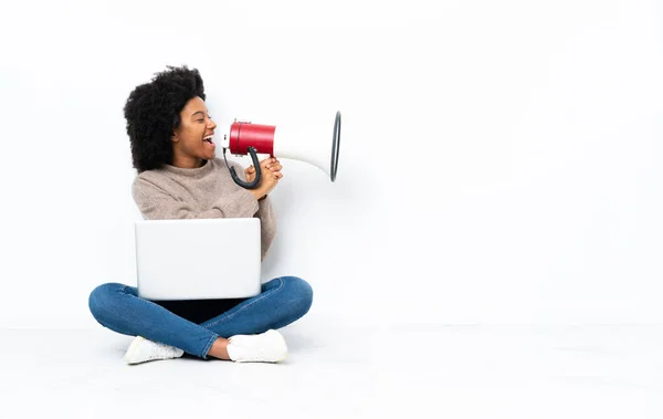 Jovem Afro Americana Com Laptop Sentado Chão Gritando Através Megafone — Fotografia de Stock