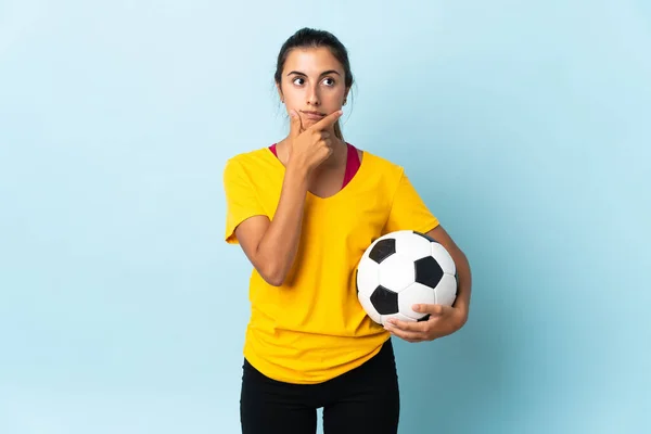 Młoda Latynoska Kobieta Piłkarz Odizolowanym Niebieskim Tle Mając Wątpliwości Myślenia — Zdjęcie stockowe