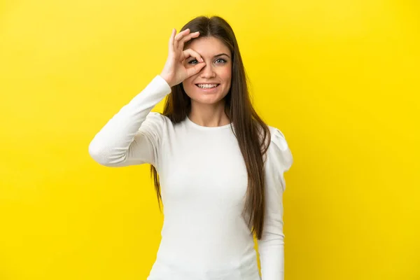 Молода Біла Жінка Ізольована Жовтому Тлі Показуючи Знак Пальцями — стокове фото