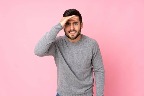 Caucásico Guapo Hombre Sobre Aislado Fondo Mirando Lejos Con Mano — Foto de Stock