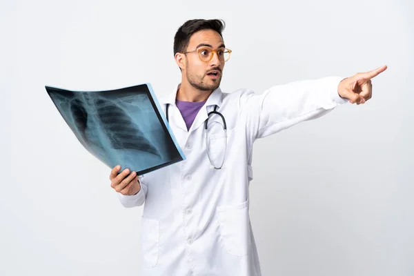 Νεαρός Ιατρός Που Κρατά Μια Ακτινογραφία Απομονωμένη Λευκό Φόντο Που — Φωτογραφία Αρχείου
