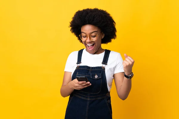 Jeune Femme Afro Américaine Isolée Sur Fond Jaune Surprise Envoyant — Photo