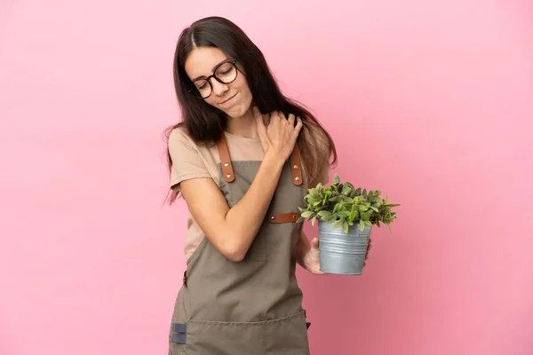 Jong Tuinier Meisje Houden Een Plant Geïsoleerd Roze Achtergrond Lijden — Stockfoto