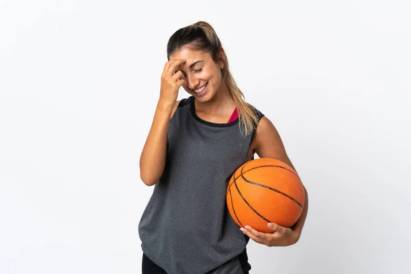 Jonge Latino Vrouw Spelen Basketbal Geïsoleerde Witte Achtergrond Lachen — Stockfoto