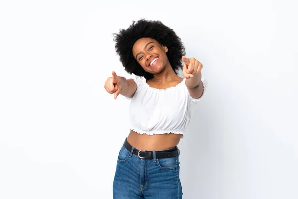 Jeune Femme Afro Américaine Isolée Sur Fond Blanc Pointant Devant — Photo