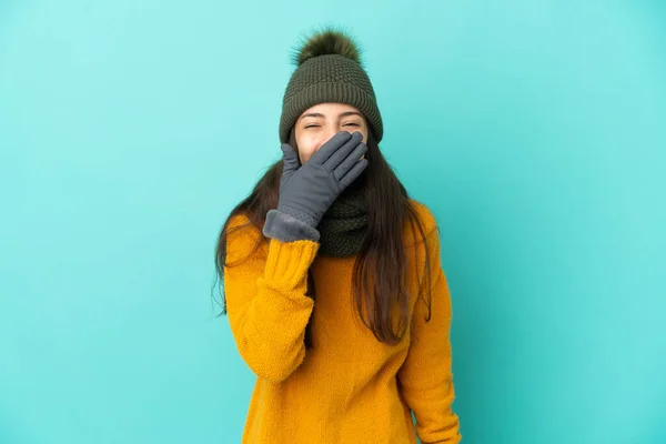 Νεαρή Γαλλίδα Κοπέλα Απομονωμένη Μπλε Φόντο Καπέλο Χειμώνα Χαρούμενο Και — Φωτογραφία Αρχείου