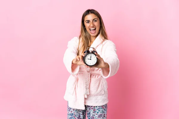 Mujer Hispana Joven Sobre Fondo Rosa Aislado Pijama Reloj Celebración — Foto de Stock