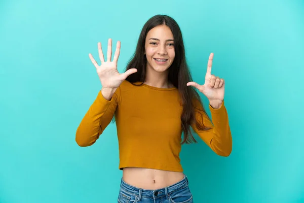 Jovem Francesa Isolada Fundo Azul Contando Sete Com Dedos — Fotografia de Stock