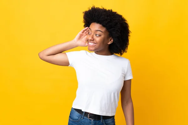 Jonge Afro Amerikaanse Vrouw Geïsoleerd Gele Achtergrond Luisteren Naar Iets — Stockfoto