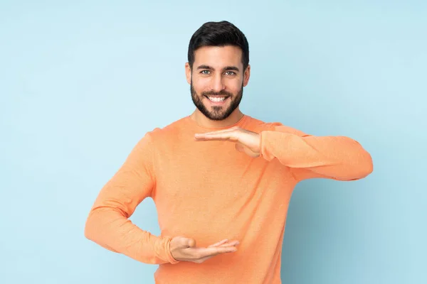 Homem Bonito Caucasiano Segurando Copyspace Imaginário Palma Mão Para Inserir — Fotografia de Stock