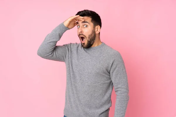 Caucásico Guapo Hombre Sobre Aislado Fondo Haciendo Gesto Sorpresa Mientras — Foto de Stock