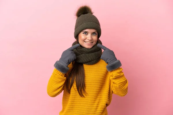 Ung Kaukasiska Flicka Med Vinter Hatt Isolerad Rosa Bakgrund Ger — Stockfoto