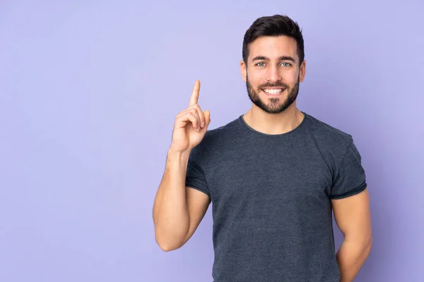 Blanke Knappe Man Wijst Een Geweldig Idee Geïsoleerde Paarse Achtergrond — Stockfoto