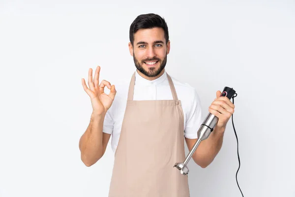 Man Met Behulp Van Hand Blender Geïsoleerd Witte Achtergrond Toont — Stockfoto