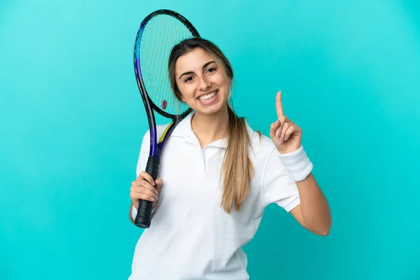 Молода Жінка Тенісистка Ізольована Синьому Фоні Показуючи Піднімаючи Палець Знак — стокове фото