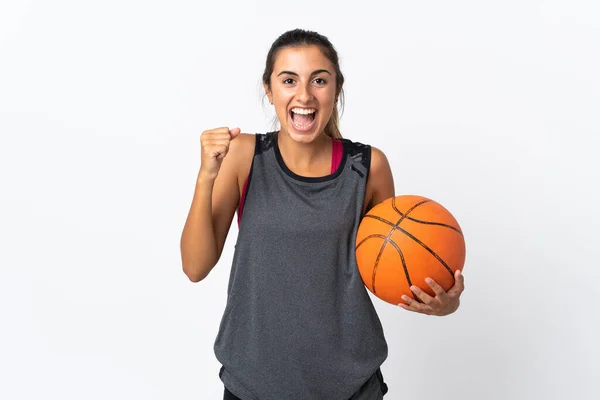Молода Іспаномовна Жінка Грає Баскетбол Над Ізольованим Білим Тлом Відзначаючи — стокове фото