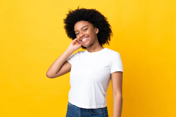 Молода Афро Американська Жінка Ізольована Жовтому Фоні Сміється — стокове фото