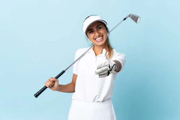 Jovem Golfista Hispânico Mulher Sobre Isolado Azul Parede Apertando Mãos — Fotografia de Stock