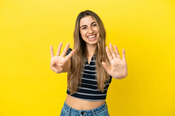 Νεαρή Καυκάσια Γυναίκα Απομονωμένη Κίτρινο Φόντο Μετρώντας Εννέα Δάχτυλα — Φωτογραφία Αρχείου
