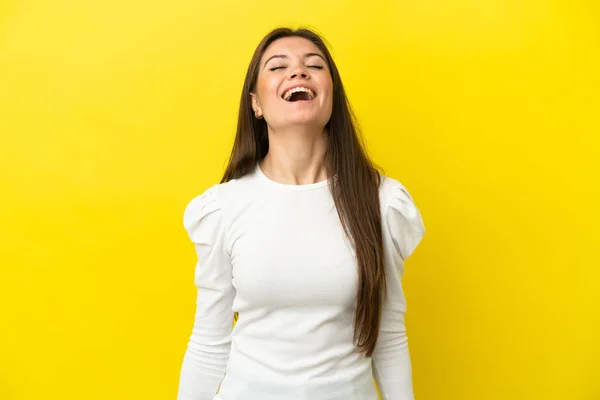Mladý Kavkazský Žena Izolovaný Žlutém Pozadí Smích — Stock fotografie