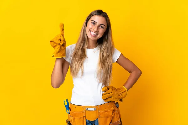 Giovane Elettricista Ispanica Donna Oltre Isolato Muro Giallo Mostrando Alzando — Foto Stock