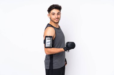 Beyaz arka planda izole edilmiş spor Arap adam halter yapıyor