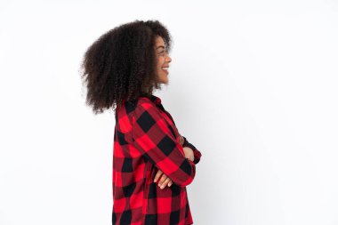 Genç Afrikalı Amerikalı kadın, izole edilmiş arka planda.