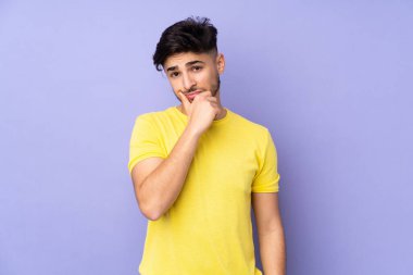 Münzevi geçmişi olan yakışıklı Arap bir adamın şüpheleri var