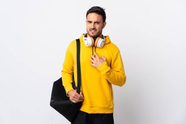 Spor çantalı genç adam beyaz arka planda izole edilmiş kendini işaret ediyor.