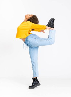 Genç Afrikalı Amerikalı kadın izole beyaz arka planda dans ediyor.