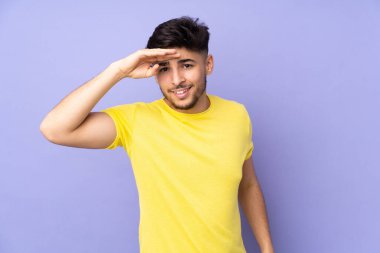 Arap yakışıklı bir adam soyutlanmış bir geçmişe bakıyor.