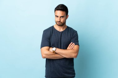 Tecrit edilmiş genç ve yakışıklı bir adam üzgün.