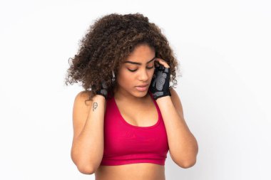 Genç Afrikalı Amerikalı spor kadın beyaz arka planda izole edilmiş müzik dinliyor.