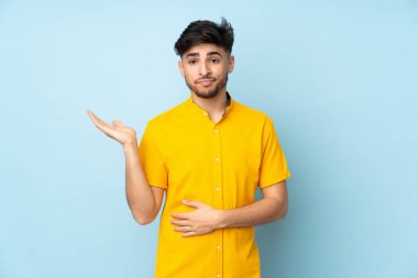 Münzevi geçmişi olan yakışıklı Arap bir adamın şüpheleri var