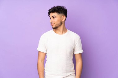 Tarafsız bir geçmişe sahip Arap yakışıklı bir adam bakarken şüpheye düşüyor