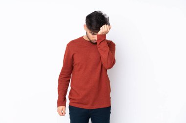 Arap yakışıklı bir adam, soyutlanmış, başı ağrıyormuş.