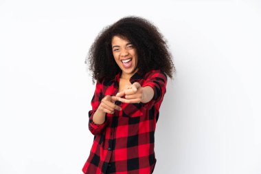 Tecrit edilmiş geçmişi olan genç bir Afrikalı Amerikalı kadın öne çıkıp gülümsüyor.