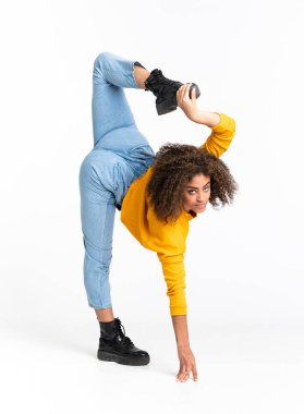 Genç Afrikalı Amerikalı kadın izole beyaz arka planda dans ediyor.