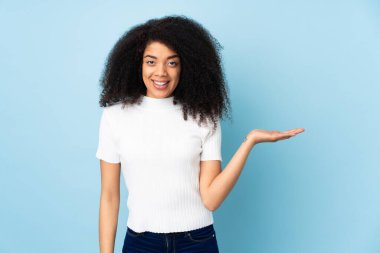 Genç Afro-Amerikalı bir kadın, izole edilmiş arka planda, bir ilan vermek için fotokopi makinesini avucunda tutuyor.
